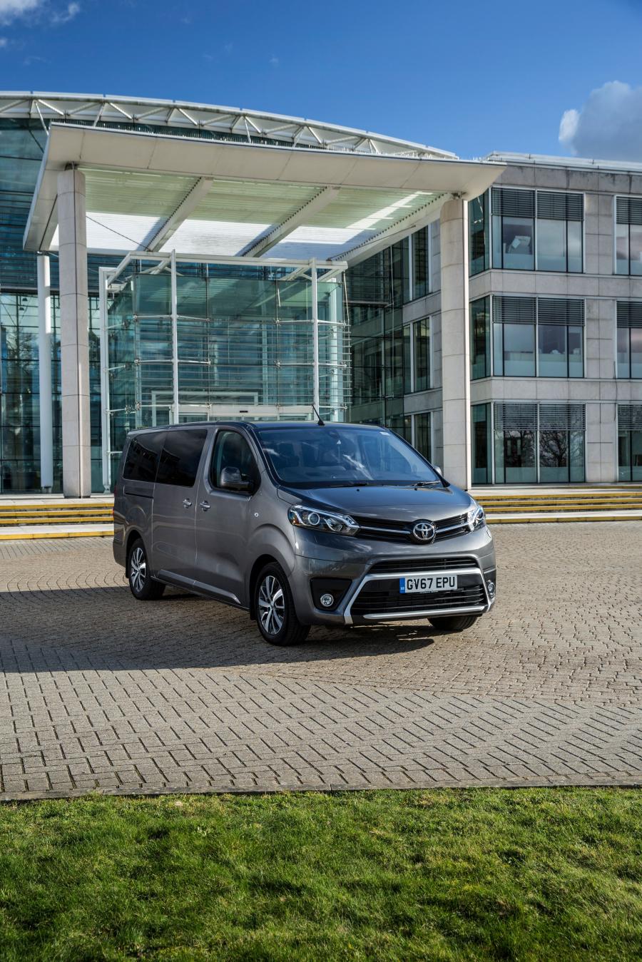  Toyota ProAce Verso VIP 2018 года  (UK) (фото 9 из 30)